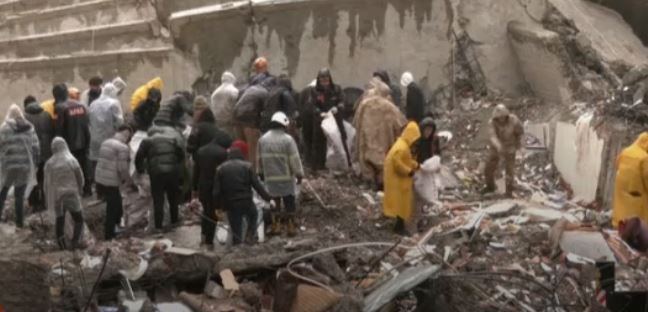 Близо 24 000 са вече жертвите на унищожителните трусове които